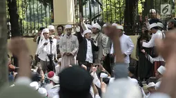 Perwakilan pimpinan HTI melakukan orasi saat menunggu sidang putusan gugatan di luar gedung PTUN, Jakarta, Senin (7/5). Meski gugatan ditolak, massa HTI tetap menggelar sujud syukur di luar gedung PTUN. (Merdeka.com/Iqbal S Nugroho)