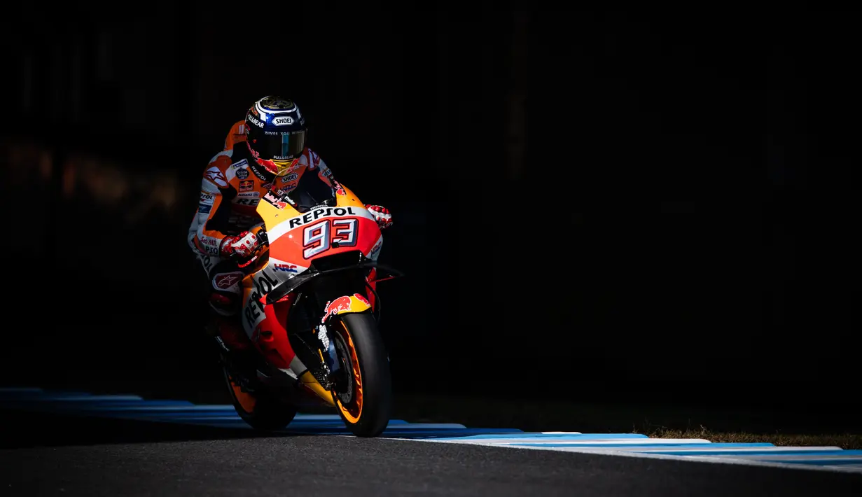 Pebalap Repsol Honda, Marc Marquez, saat beraksi pada sesi latihan bebas ke tiga di Sirkuit Motegi, Jepang, Sabtu (20/10/2018). Marc Marquez finis diurutan ke empat dengan catatan waktu 45.289 detik. (AFP/Martin Bureau)