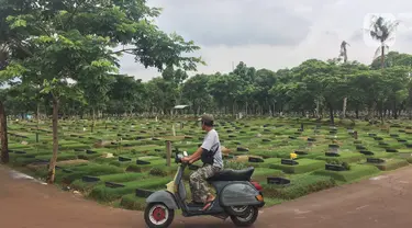 Pengendara sepeda motor melintas di sekitar TPU Pondok Ranggon, Cipayung, Jakarta, Sabtu (28/12/2019). Pengelola TPU Pondok Ranggon mulai memberlakukan tumpang jasad dalam satu liang lahat jelang habisnya masa tampung pada Januari 2020. (Liputan6.com/Immanuel Antonius)