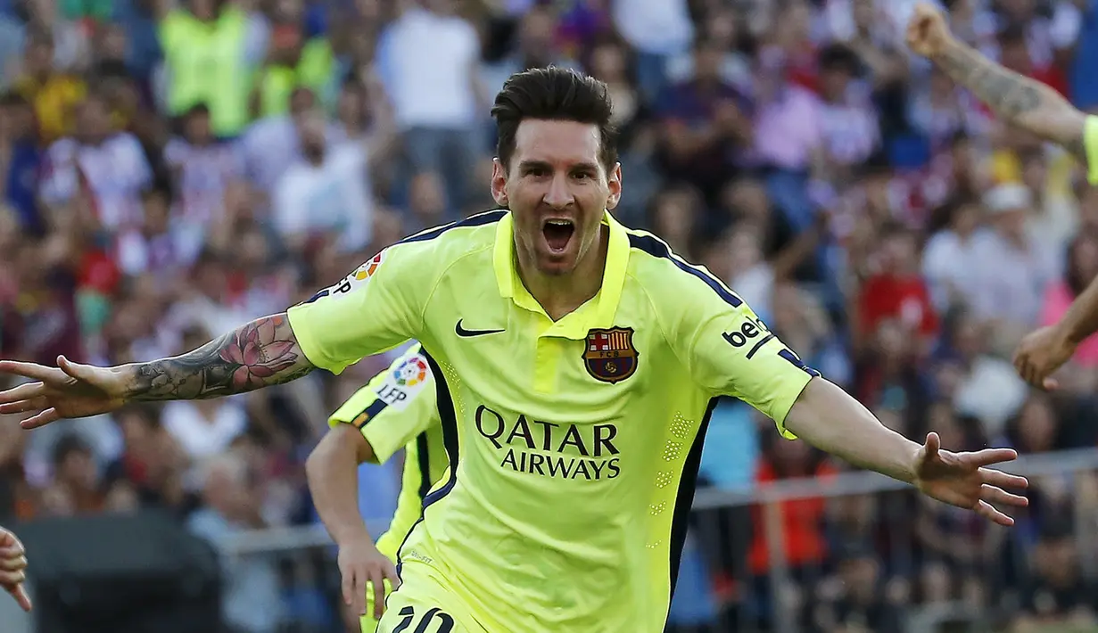 Penyerang Barcelona, Lionel Messi melakukan selebrasi usai mencetak gol ke gawang Atletico Madrid pada laga Liga Spanyol di Stadion Vicente Calderon, Senin (18/5/2015). Barcelona menang 1-0 atas Atletico Madrid. (REUTERS/Andrea Comas)