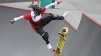 Skateboarder Indonesia Bunga Nyimas melakukan gerakan trik pada final taman putri Asian Games 2018 di arena roller sport Jakabaring, Palembang, Sumatera Selatan, Rabu (29/8). (ANTARA FOTO/INASGOC/Rahmad Suryadi/thv/18)