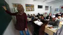 Seorang guru saat mengajar di kelas mahasiswa China Hui Muslim di Institut Islam di Yinchuan Ningxia, Provinsi Ningxia utara China (22/9/2015). Kampus ini memiliki slogan "Cinta negara, cinta agama" yang terpampang di pintu masuk. (AFP PHOTO/GOH CHAI HIN)