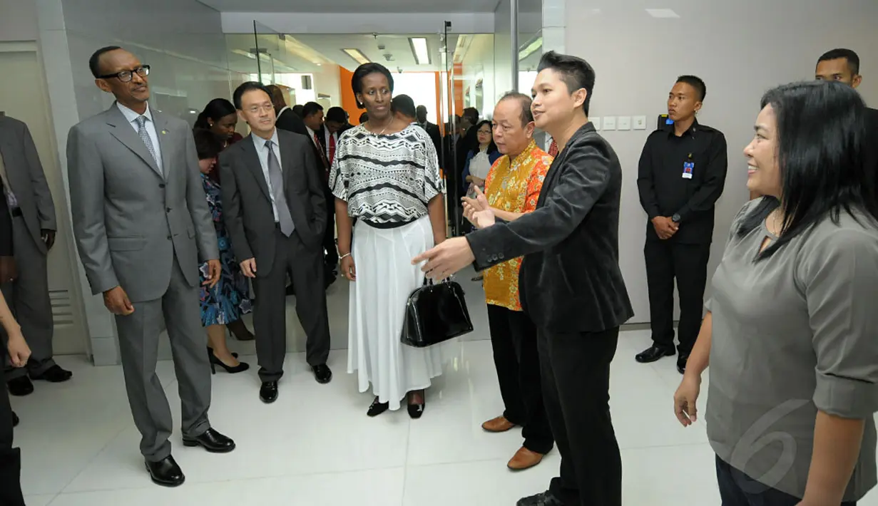 Presiden Rwanda, Paul Kagame (kiri) disambut awak redaksi Liputan6.com saat berkunjung ke kantor Liputan6.com, Jakarta, Jumat (31/10/2014). (Liputan6.com/Helmi Fithriansyah)