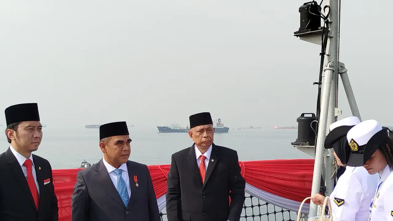 Wamensos Agus Jabo Priyono bersama Wakil Ketua MPR RI Edhie Baskoro Yudhoyono dan Ketua MPR RI Ahmad Muzani hadiri Upacara Hari Pahlawan di atas kapal KRI Semarang (594), Minggu (10/11/2024).