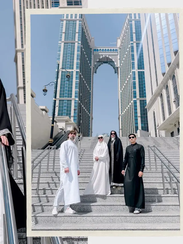 6 Outfit Gamis Sarah Azhari saat Umrah, Kompak Bareng Tia dan Lukman Azhari
