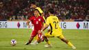 Pemain Timnas Indonesia U-23, Muhammad Rayhan Hannan dijatuhkan pemain Malaysia dalam laga Grup A Piala AFF U-23 2025 di Stadion Utama Gelora Bung Karno (SUGBK), Senayan, Jakarta, Senin (21/07/2025). (Bola.com/Abdul Aziz)