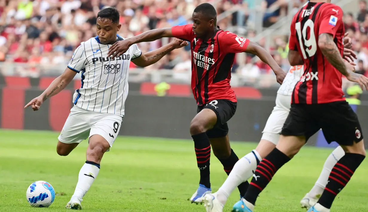 Pierre Kalulu tampil apik di lini pertahanan AC Milan. Pemain berusia 21 tahun sukses mencatatkan tujuh tekel sukses, satu sapuan dan empat intersep. (AFP/Miguel Medina)