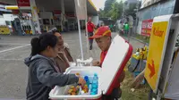 Sejumlah petugas stasiun pengisian bahan bakar umum swasta terpaksa menjajakan produk dagangan di pinggir jalan di depan salah satu SPBU Shell, Jalan Gunung Sahari, Jakarta, Kamis (18/9/2025). (merdeka.com/Arie Basuki)