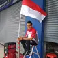 Pebalap Astra Honda Racing Team, Gerry Salim, berpose saat ARRC 2017 di Sirkuit Buriram, Thailand, Sabtu (2/12/2017). Gerry Salim menjadi rider Indonesia pertama yang menjuarai ARRC kelas Asia Production 250. (Bola.com/Muhammad Wirawan)