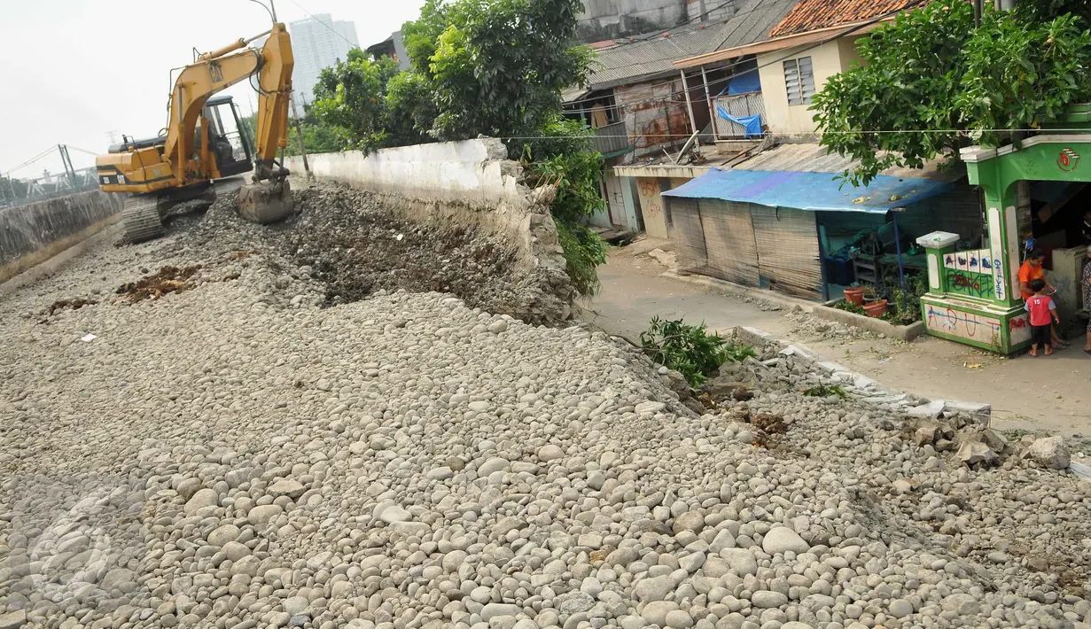 Tembok pembatas proyek jalan inspeksi Kanal Banjir Barat permukiman RT 08/10, Duri Pulo roboh, Jakarta,  Senin (13/6). Tembok setinggi empat meter yang berbatasan dengan Jalan Setia Kawan Barat itu roboh menimpa sebuh mobil. (Liputan6.com/Gempur M Surya)