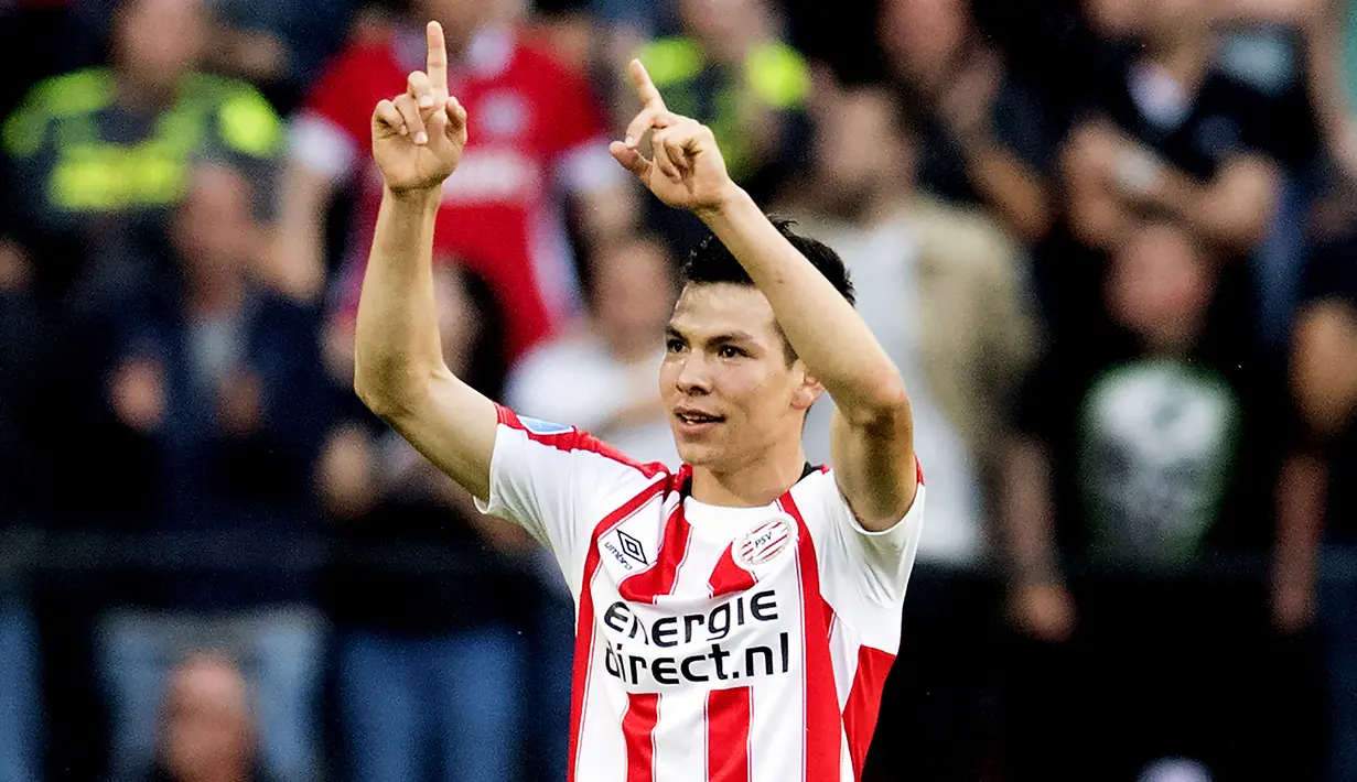 Hirving Lozano. Sayap kanan Meksiko berusia 27 tahun yang sejak awal musim 2019/2020 berseragam Napoli ini tercatat menjadi penjualan termahal PSV sepanjang sejarah. Hirving Lozano yang pernah membela PSV selama dua musim pada 2017/2018 dan 2018/2019 ini akhirnya dilepas ke Napoli pada awal musim 2019/2020 dengan nilai transfer mencapai 45 juta euro atau setara Rp743 miliar. Bersama PSV ia total tampil dalam 79 laga di semua ajang dengan torehan 40 gol dan 23 assist. (AFP/Olaf Kraak)