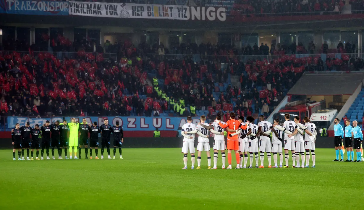 Para pemain mengheningkan cipta untuk korban gempa Turki dan Suriah sebelum dimulainya pertandingan sepak bola leg pertama playoff Liga Konferensi Eropa antara Trabzonspor dan Basel di Stadion Senol Gunes, Trabzon, Turki, 16 Februari 2023. (AP Photo)
