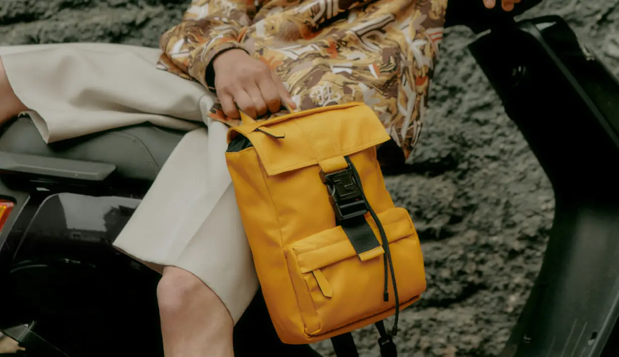 Sejalan dengan upaya keberlanjutan rumah, tas ini juga dibuat dengan bahan hijau yang disebut Econyl, serat nilon regenerasi 100% yang terbuat dari limbah nilon yang dapat didaur ulang tanpa pernah kehilangan kualitasnya. (Fendi).