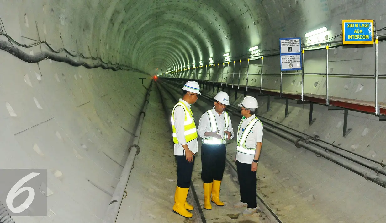 Menteri Perhubungan Budi Karya Sumadi saat meninjau proyek MRT di Bundaran HI, Jakarta, Rabu (14/12). Menhub menyebutkan pengerjaan proyek tersebut sudah 70 persen untuk kontruksi dan 50 persen untuk kumulatifnya. (Liputan6.com/Angga Yuniar)