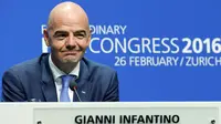 Presiden FIFA yang baru terpilih, Gianni Infantino menghadiri konferensi pers pada kongres luar biasa FIFA di Zurich, Swiss, Jumat (26/2). Pria berdarah Swiss-Italia itu resmi menggantikan Sepp Blatter melalui pemilihan dua tahap. (REUTERS/Ruben Sprich)