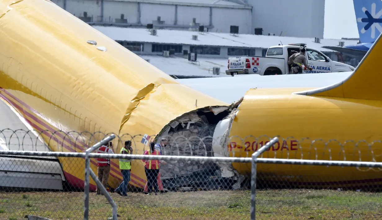 Pesawat kargo DHL terlihat setelah mendarat darurat karena masalah mekanis di bandara internasional Juan Santa Maria di Alajuela, Kosta Rika, 7 April 2022. Perusahaan tersebut bekerja sama dengan otoritas bandara untuk memindahkan pesawat sehingga penerbangan dapat dilanjutkan (Ezequiel BECERRA/AFP)