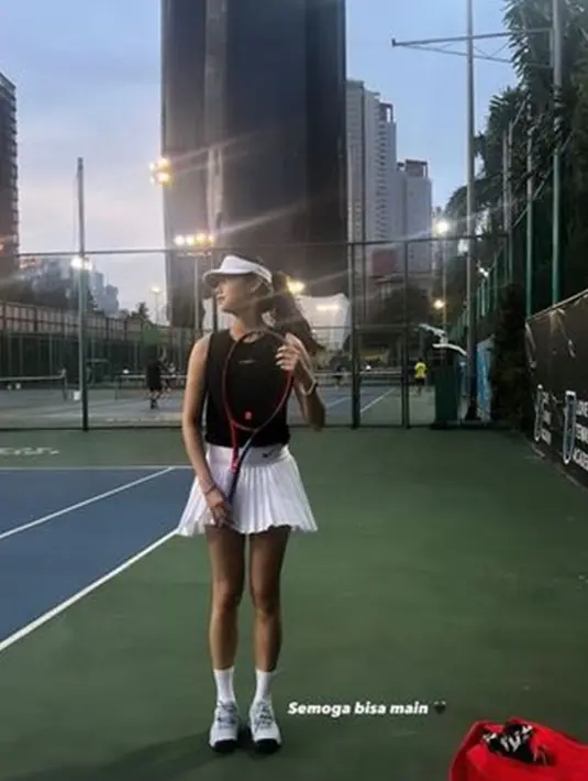 Kali ini, ia tampil dengan busana monokrom saat bermain tenis. Gege mengenakan atasan berwarna hitam dan rok putih. Penampilannya makin stylish mengenakan topi. (Liputan6.com/IG/@gegeelisa94)