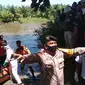 Tim SAR Gabungan saat mengevakuasi jasad Hasmila (40) warga yang diterkam buaya saat sedang buang air di sungai (Liputan6.com/Abdul Rajab Umar)