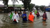 Wali Kota Padang Mahyeldi Ansyarullah meninjau daerah yang terdampak banjir. (Liputan6.com/Erinaldi)