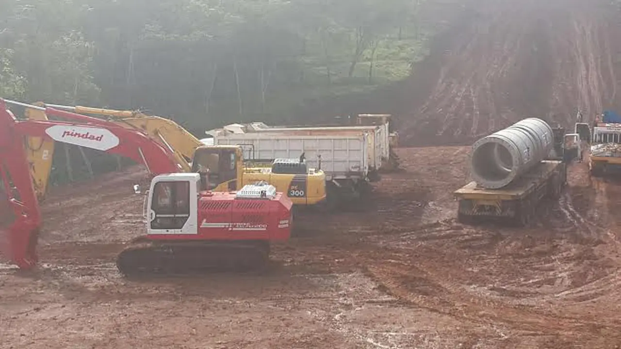 Pertama Kali, Eskavator Pindad Dipakai pada Proyek Kereta Cepat