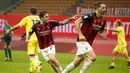 Striker AC Milan, Zlatan Ibrahimovic, merayakan gol ke gawang Hellas Verona di masa injury time babak kedua dalam lanjutan Liga Italia Serie A pekan ke-7 di Stadion San Siro, Milan, Senin (9/11/2020). AC Milan bermain imbang 2-2 dengan Hellas Verona.(AP Photo/Antonio Calanni).