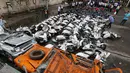 Kondisi sejumlah sepeda motor dan mobil usai dilindas ekskavator untuk dihancurkan di kantor Biro Bea Cukai di Manila, Filipina (30/5). Ratusan sepeda motor dan kendaraan hasil selundupan ini dihancurkan. (AP/Bullit Marquez)