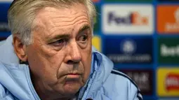 Pelatih Real Madrid, Carlo Ancelotti melakukan konferensi pers menjelang laga playoff Liga Champions 2024/2025 melawan Manchester City di Etihad Stadium, Manchester, Inggris, Selasa (11/02/2025) dini hari WIB. (AFP/Paul Ellis)