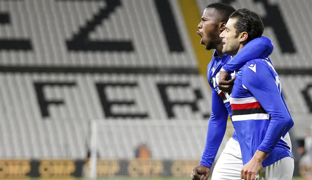 Pemain Sampdoria, Antonio Andreva, melakukan selebrasi bersama Keita Balde usai mencetak gol ke gawang Spezia pada laga Liga Italia di Stadion Stadio Alberto Picco, Senin (11/1/2021). Spezia menang dengan skor 2-1. (Tano Pecoraro/LaPresse via AP)