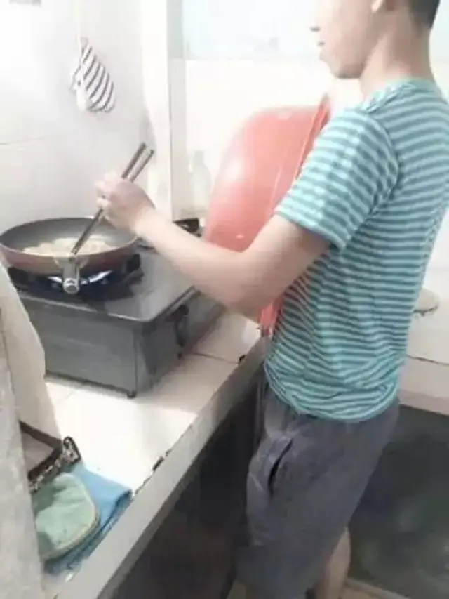 6 Aksi Nyeleneh Orang Takut Kena Cipratan Minyak ketika Masak Ini Kocak