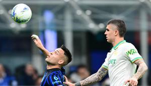 Duel pemain Inter Milan Lautaro Martinez dengan pemain AS Roma Gianluca Mancini di ajang Liga Italia 2025/2026. (Stefano RELLANDINI / AFP)