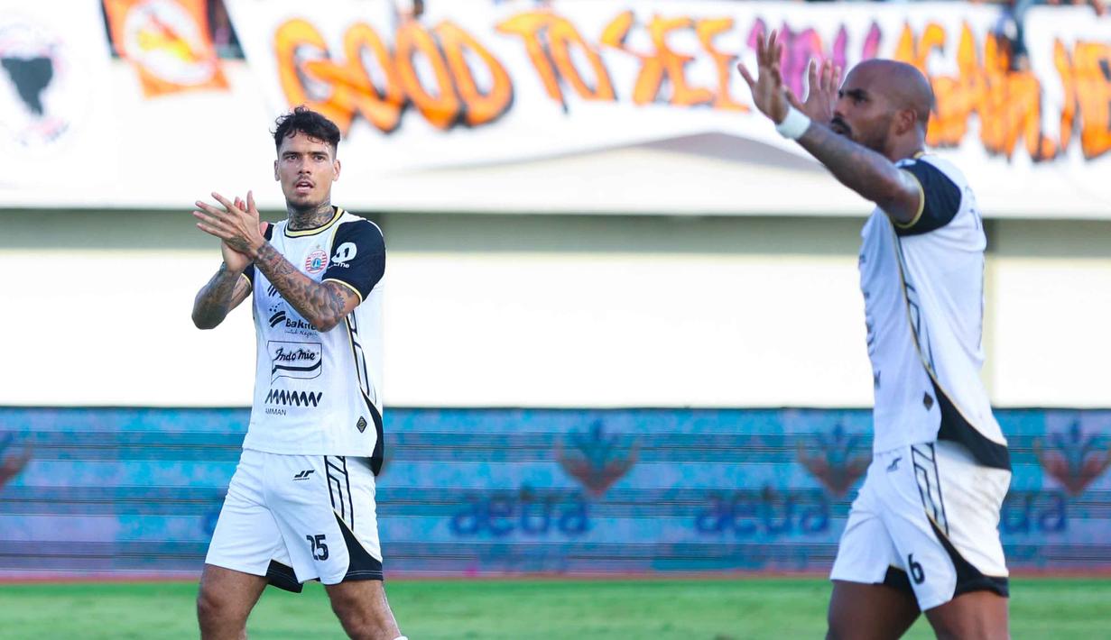Bertanding pada pekan ke-19 BRI Super League 2025/2026 di Indomilk Arena, Tangerang, Banten, Jumat (30/1/2026), Persija unggul dua gol tanpa balas. Tampak dalam foto, pemain baru Persija, Shayne Elian Jay Pattynama (kiri) saat tampil melawan Persita pada pertandingan pekan ke-19 BRI Super League 2025/2026 di Indomilk Arena, Tangerang, Banten, Jumat (30/1/2026). (Bola.com/M Iqbal Ichsan)