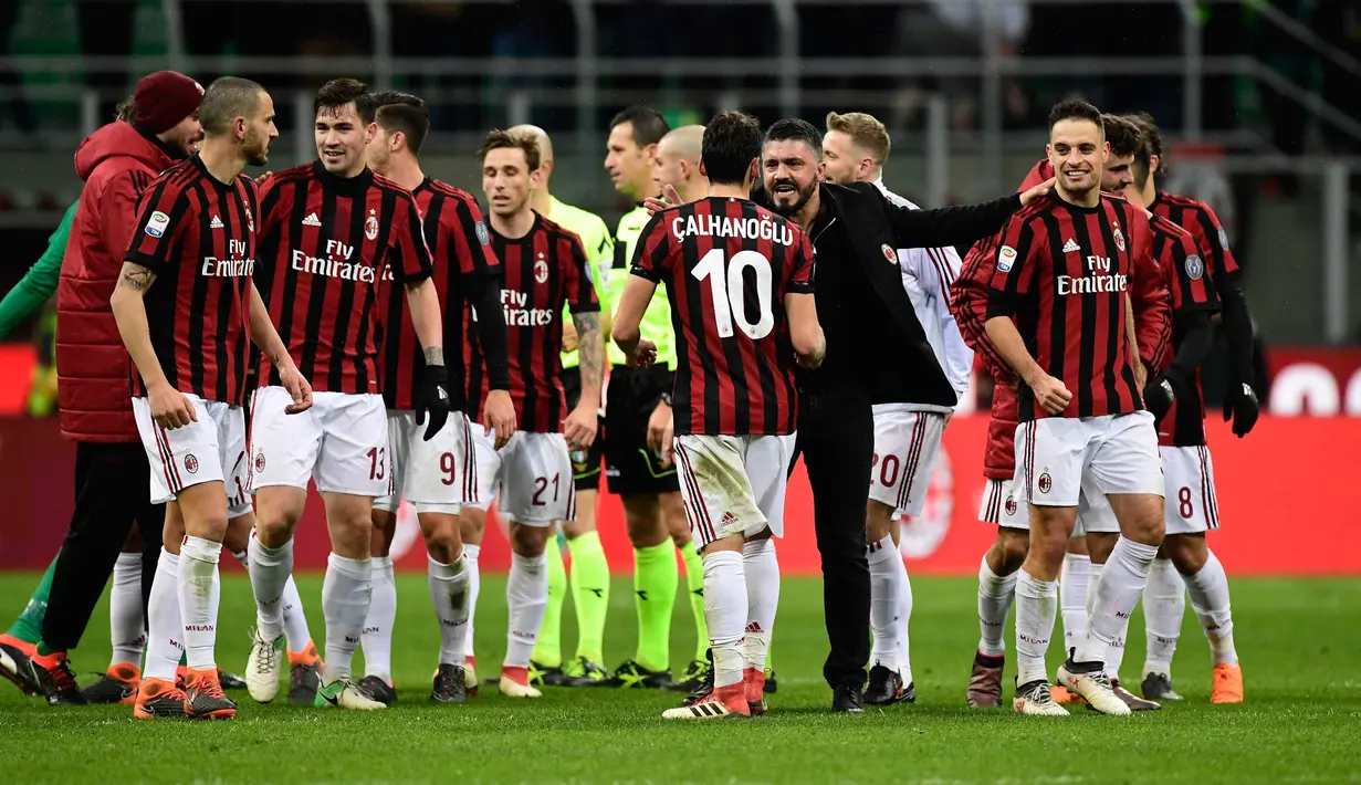 Pelatih AC Milan, Gennaro Gattuso merayakan kemenangan bersama pemainnya usai bertanding melawan Sampdoria pada lanjutan Liga Serie A Italia di stadion San Siro (18/2). AC Milan menang atas Sampdoria dengan skor 1-0. (AFP Photo/Miguel Medina)