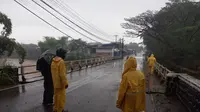 Banjir yang melanda Garut menyebabkan jembatan utama di daerah Copong Kecamatan Tarogong Kidul, Kabupaten Garut, Jawa Barat, mengalami retak-retak. (Liputan6.com/ Jayadi Supriadin)