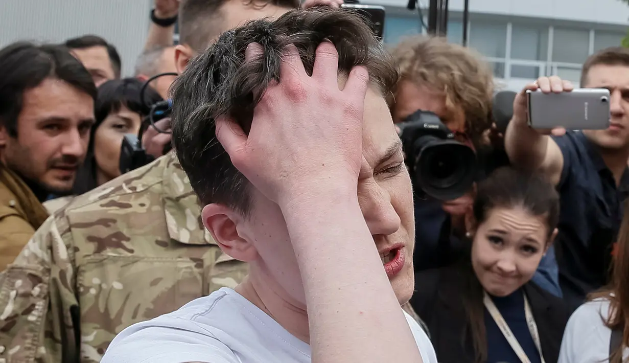 Ekspresi pilot Ukraina, Nadezhda Savchenko begitu tiba di Bandara Boryspil, Kiev, Rabu (25/5). Pilot helikopter militer berusia 35 tahun itu dibebaskan tampaknya sebagai bagian dari pertukaran tahanan dengan Moskow. (REUTERS/Gleb Garanich)