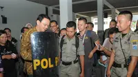 Ahok menghampiri puluhan anggota Satpol PP yang tengah bersantai di Balaikota, Jakarta, (8/10/14). (Liputan6.com/Herman Zakharia)