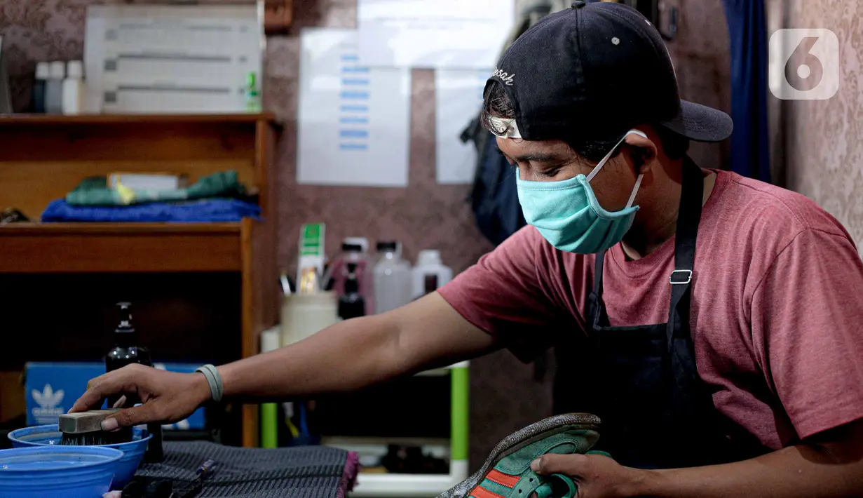 Kru membersihkan sepatu pelanggan di Soul Sepatu di kawasan Rawamangun, Jakarta, Senin (9/11/2020). Dalam sehari, mereka mampu menyelesaikan 20 pasang sepatu, yang dimulai dari harga Rp35 ribu hingga Rp75 ribu. (Liputan6.com/Faizal Fanani)