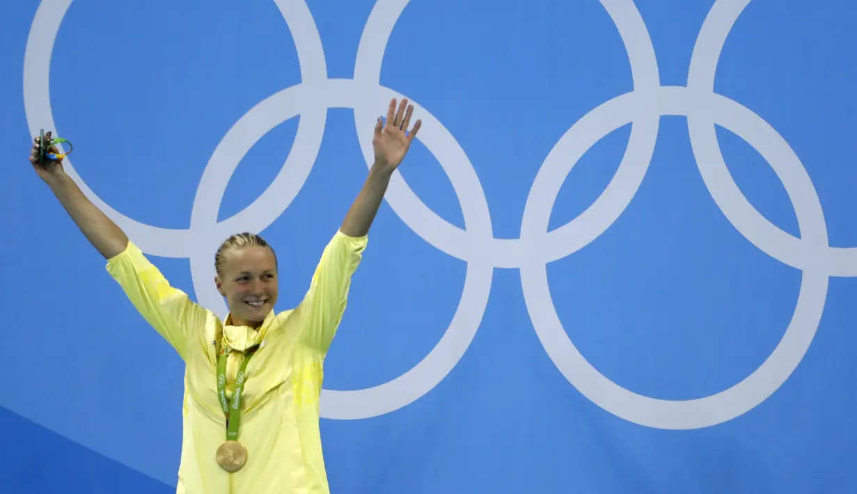 Perenang Swedia Sarah Sjostrom merayakan kemenangan di podium setelah meraih medali emas renang nomor 100 meter gaya kupu-kupu pada Olimpiade 2016 di Rio de Janeiro, Minggu (7/8). Sjostrom memecahkan rekor dunianya atas namanya sendiri (Odd Andersen/AFP)