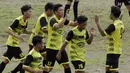 Pemain STIEM Bungayya melakukan selebrasi usai menang atas Universitas Bosowa pada laga Torabika Campus Cup 2017 di Stadion UNM, Makassar, Selasa, (17/10/2017). STIEM Bungayya menang 2-0 atas Universitas Bosowa. (Bola.com/M Iqbal Ichsan)