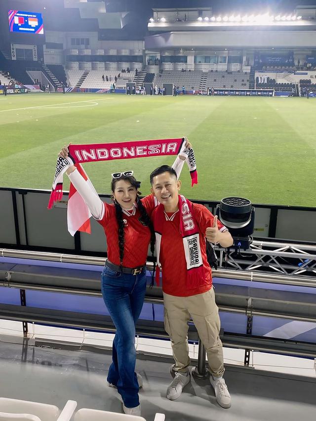 9 Momen Fitri Carlina Setia Nonton Langsung Timnas, Rela Bolak-Balik Indonesia-Qatar