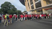 Antusiasme Fans Dukung Timnas Indonesia Lawan Bahrain, Rela Buka Puasa di GBK