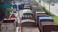 Ribuan truk yang akan menyebrang ke Pulau Sumatera di Jalan Tol Merak-Jakarta KM-92. Kemacetan mencapai 16 kilometer hingga dermaga Pelabuhan Merak, Banten, Jumat (8/7).(Antara) 