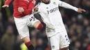 Gelandang Manchester United (MU) Alejandro Garnacho (kiri) berebut bola dengan gelandang Leeds United Weston McKennie pada laga tunda pekan ke-8 Liga Inggris 2022/2023 di Old Trafford, Kamis (9/2/2023) dini hari WIB. Hasil imbang ini membuat MU tertahan di peringkat ke-3 dengan 43 poin, gagal menyamai poin Man City yang ada satu strip di atas dengan 45 poin. (Oli SCARFF / AFP)