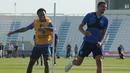 Pemain Inggris, Raheem Sterling (kiri) dan Conor Coady saat sesi latihan Timnas Inggris untuk Piala Dunia 2022 yang berlangsung di Al Wakrah Sports Complex, Qatar, Kamis (24/11/2022). (Bola.com/Ade Yusuf Satria)