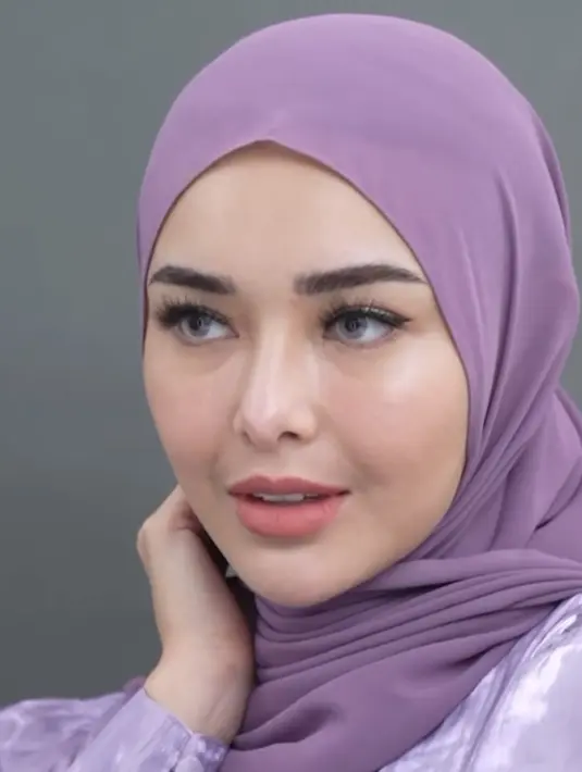 Dalam kolom komentarnya, tampilan Amanda ini pun dipuji. Ada yang menyebutkan cantik hingga mirip Ariel Tatum. [@amandamanop]