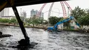 Alat berat mengeruk endapan lumpur di Kali Ancol, Jakarta, Selasa (11/4). Dinas Tata Air DKI Jakarta mengeruk Kali Ancol guna meminimalisir luapan air yang kerap menggenangi Jalan RE Martadinata dan Jalan Lodan Raya. (Liputan6.com/Faizal Fanani)