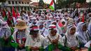 Pengunjuk rasa juga menggelar doa bersama untuk keselamatan warga Palestina yang saat ini masih berada di Gaza. (JUNI KRISWANTO/AFP)