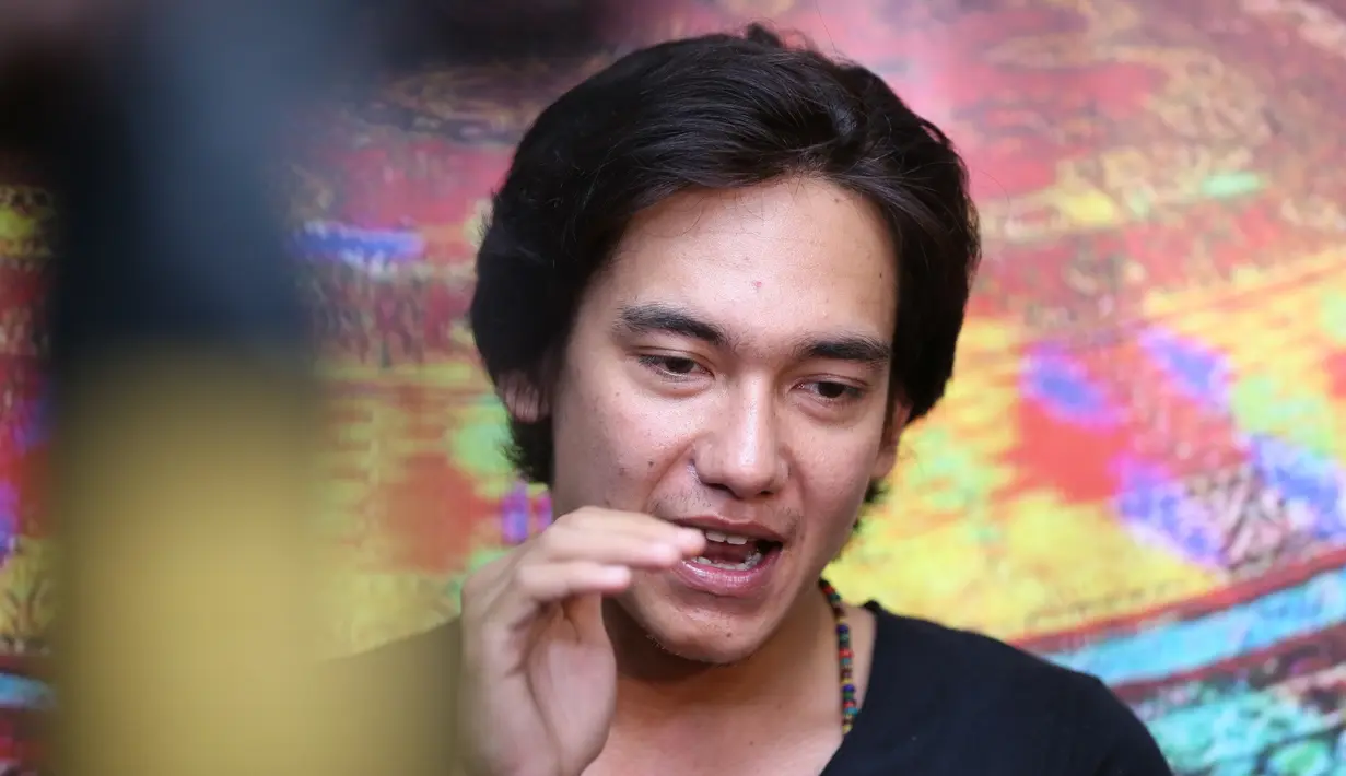 "Iya, gua kejar setoran. Dari tahun ke tahun, yag sampai sekarang belum jadi-jadi bikin rumah. Sebenarnya sudah hampir jadi, udah 90% lah. Lagi dibangun, di daerah Bintaro," ungkap Adipati, di kawasan Pejaten, Kamis (15/6). (Adrian Putra/Bintang.com)