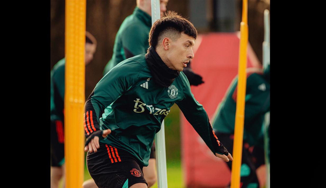 Pemain MU, Lisandro Martinez tengah melakukan latihan di Carrington setelah cukup lama absen dari skuat, Kamis (4/1/2024). (X/ManUtd)
