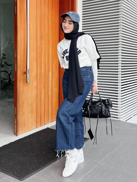 Tampil kekinian, look selebgram sekaligus istri Doni Salmanan ini bisa kamu tiru. Dinan Nur Fajrina memadukan t-shirt, inner, celana kulot jeans, dan pashmina hitam. (Instagram/dinanfajrina).