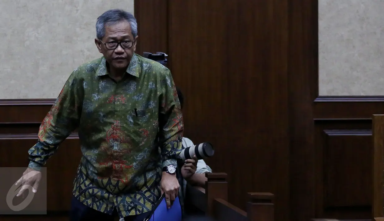 Dirut Bulog Djarot kusumayakti saat menjalani sidang di Pengadilan Tipikor, Jakarta, Selasa (15/11). Djarot bersaksi untuk kasus distribusi gula import di Sumatera Barat yang melibatkan ketua DPD Irman Gusman. (Liputan6.com/Johan Tallo)